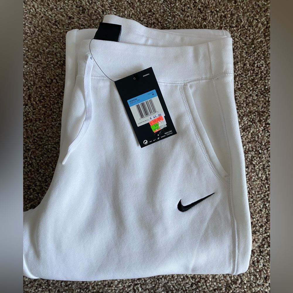 Brand new women’s straight leg Nike sweatpants